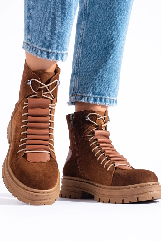 bruine laarzen gemaakt van natuurlijk... bruine laarzen gemaakt van natuurlijk...