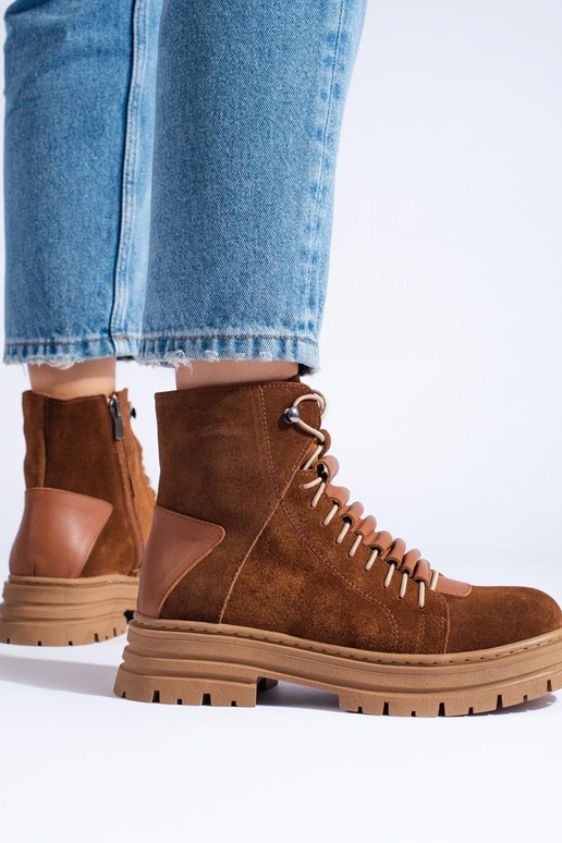 bruine laarzen gemaakt van natuurlijk... bruine laarzen gemaakt van natuurlijk...