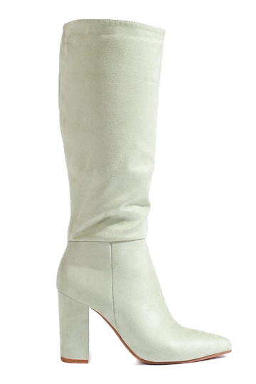 Lange laarzen gemaakt van...