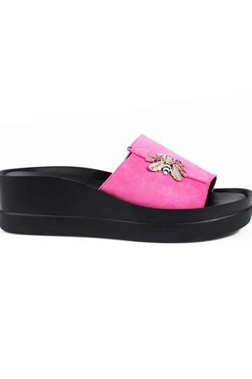 Roze dames slippers op...