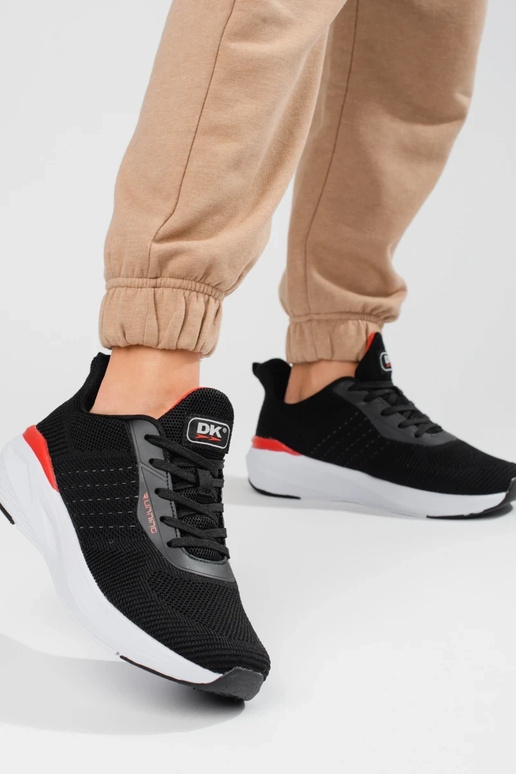 zwarte sportschoenen met een enorme... zwarte sportschoenen met een enorme...