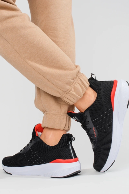 zwarte sportschoenen met een enorme... zwarte sportschoenen met een enorme...