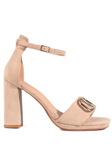 sandalen met een hoge hak...