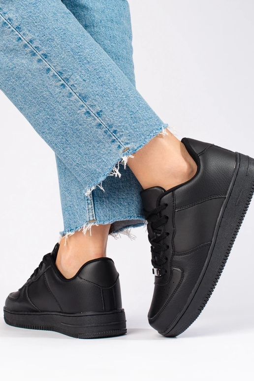 Klassiek model zwarte sportschoenen...