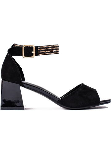 zwarte damessandalen op...