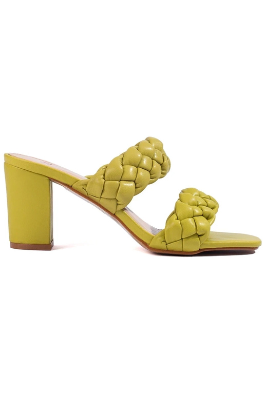 groene gevlochten sandalen op de hiel...