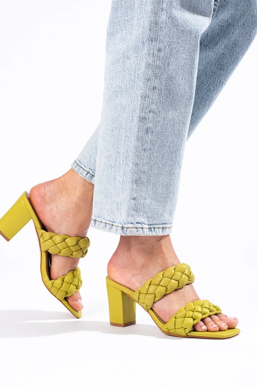 groene gevlochten sandalen op de hiel...