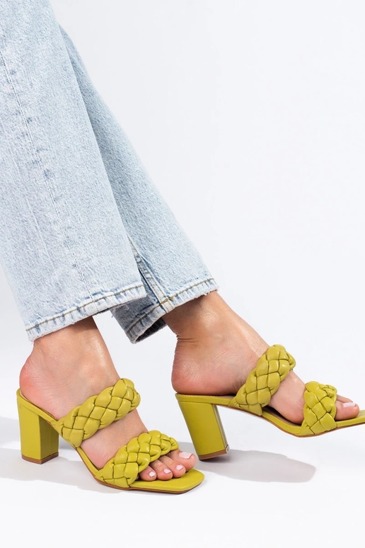 groene gevlochten sandalen op de hiel...