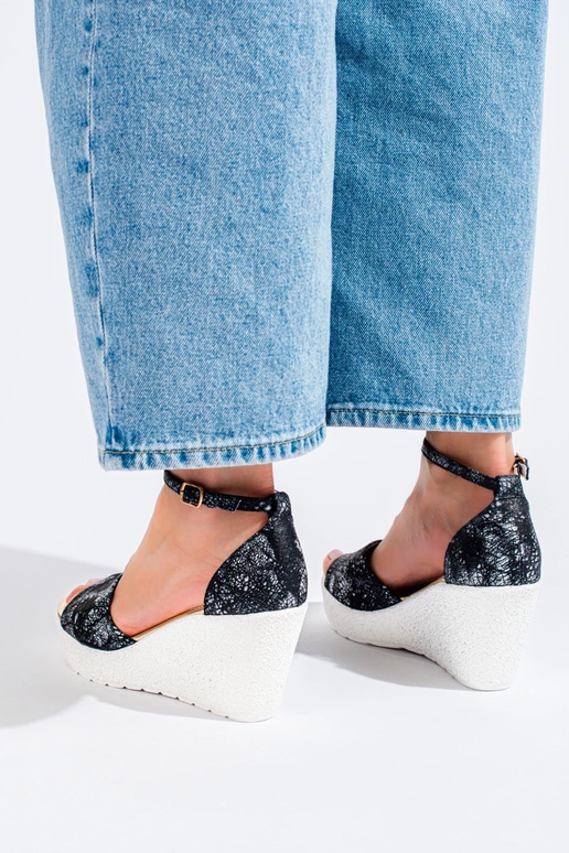 Sandalen in de zwart-witte kleur... Sandalen in de zwart-witte kleur...