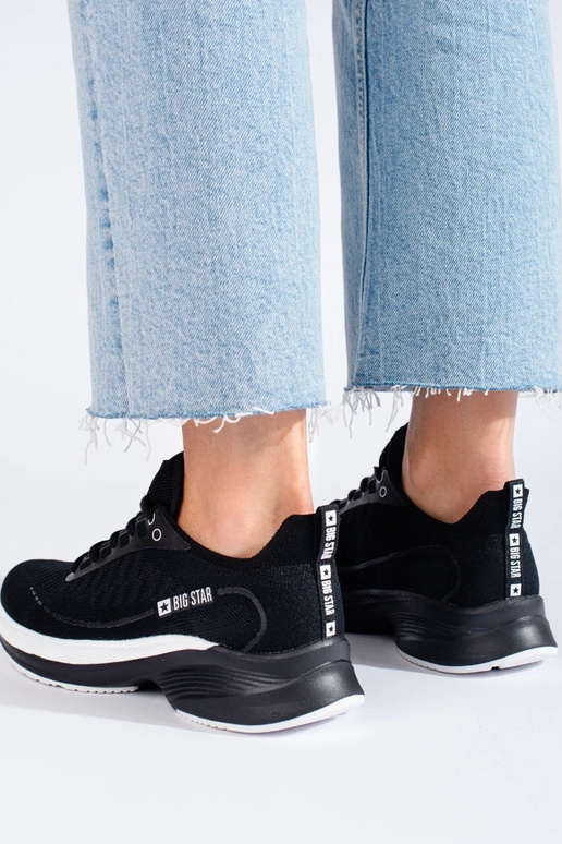 zwarte sportschoenen met enorme hak...