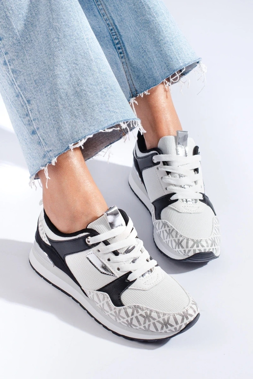 Sportieve wit-zwarte damesschoenen... Sportieve wit-zwarte damesschoenen...