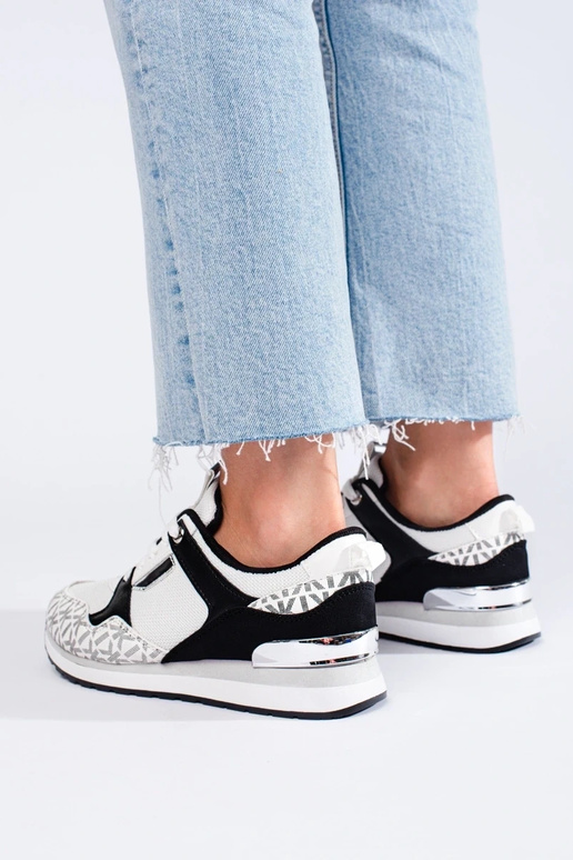 Sportieve wit-zwarte damesschoenen... Sportieve wit-zwarte damesschoenen...