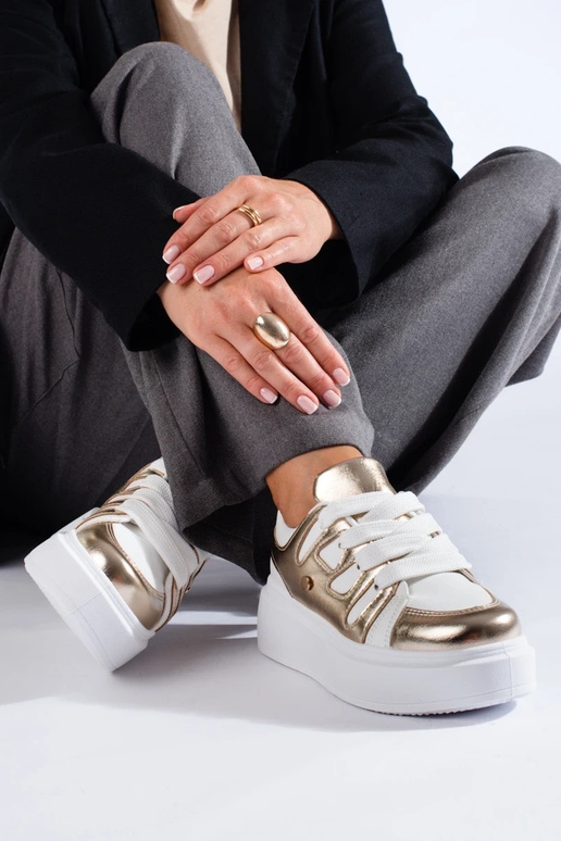 Sneakers model schoenen met een hoog... Sneakers model schoenen met een hoog...