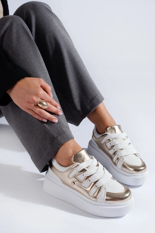 Sneakers model schoenen met een hoog... Sneakers model schoenen met een hoog...