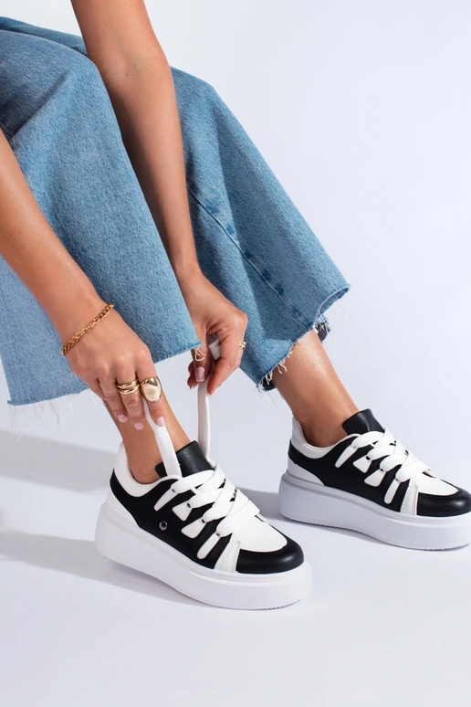 Zwart-witte sneakers model schoenen...