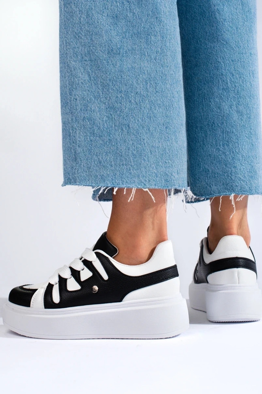 Zwart-witte sneakers model schoenen...