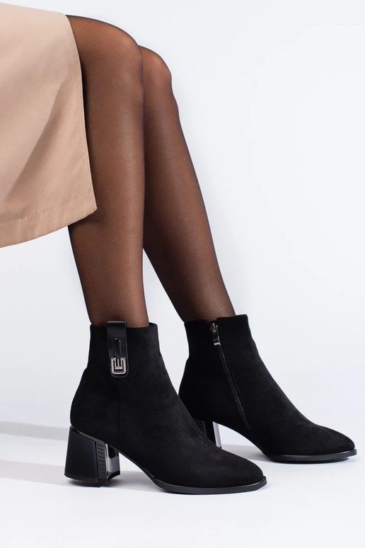 zwarte klassieke suède schoenen op... zwarte klassieke suède schoenen op...