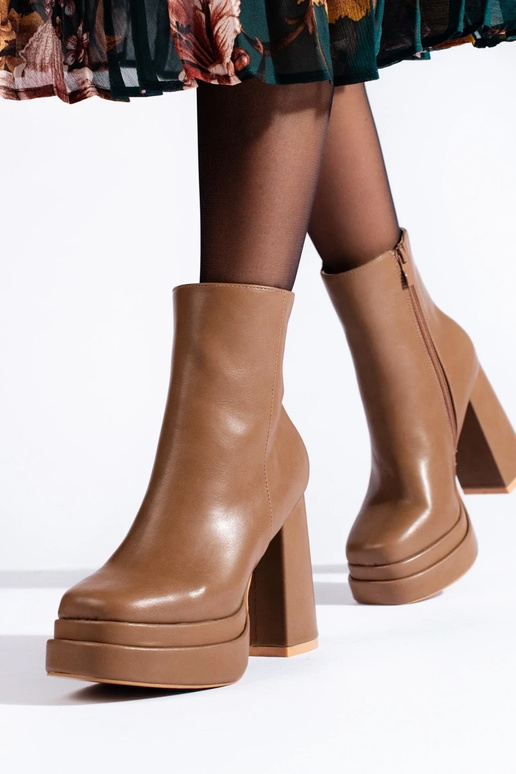 beige schoenen met hoge hakken