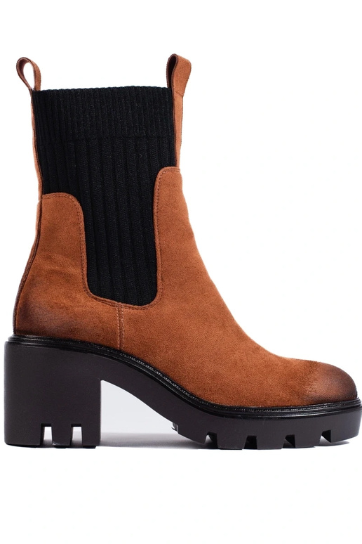 bruine gespschoenen op een brede paal...