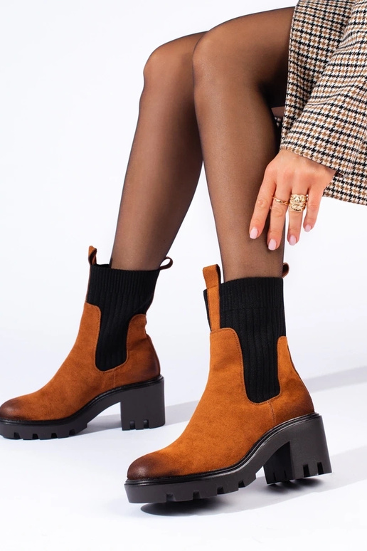 bruine gespschoenen op een brede paal...