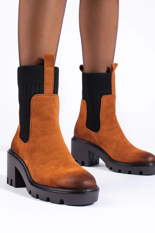 bruine gespschoenen op een brede paal...