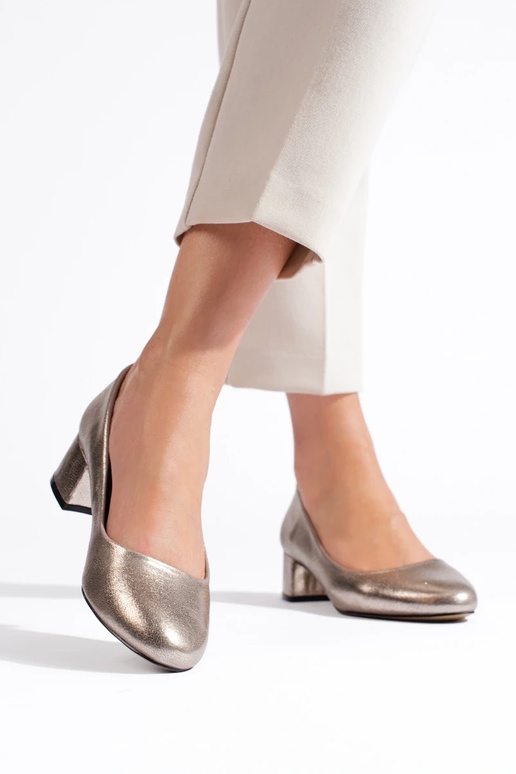 Schoenen met hoge hakken zijn donker