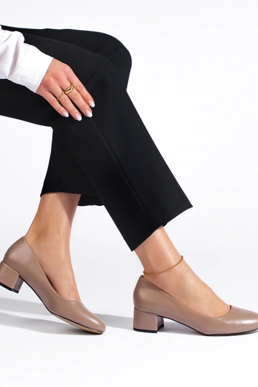 Schoenen met hoge hakken zijn donker