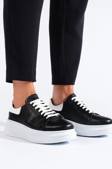 zwarte sportschoenen... 2