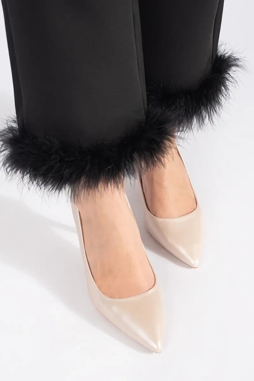 Schoenen met hoge hakken en een dunne... Schoenen met hoge hakken en een dunne...