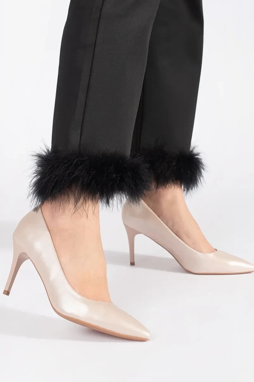 Schoenen met hoge hakken en een dunne... Schoenen met hoge hakken en een dunne...