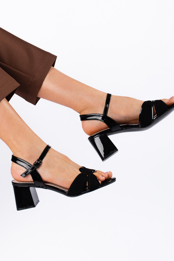 Sandalen met lakeffect in... 2