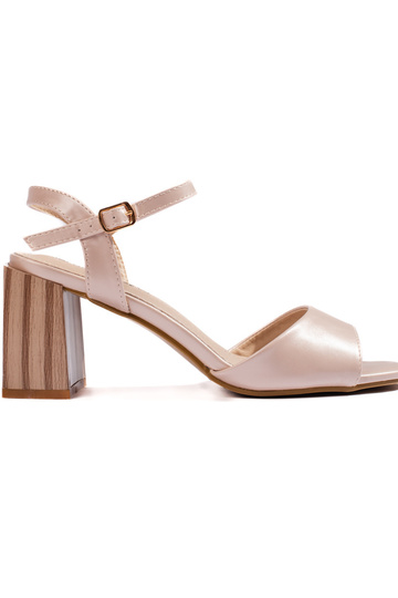 sandalen beige kleur op de...