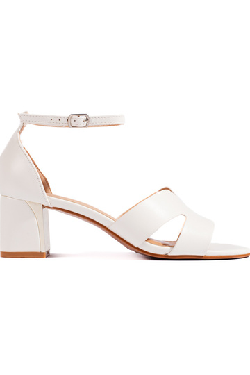witte sandalen