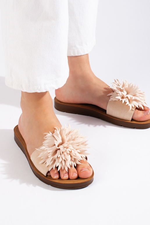 Beige damesslippers met een bloem Beige damesslippers met een bloem