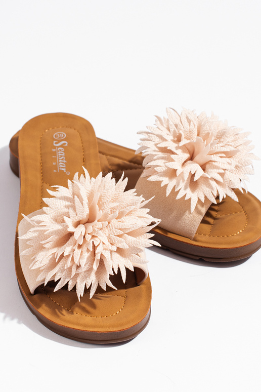 Beige damesslippers met een bloem Beige damesslippers met een bloem