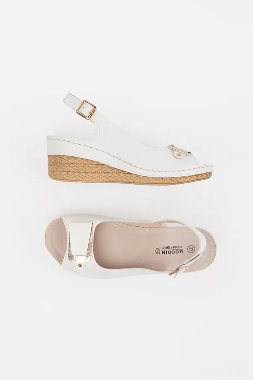 witte sandalen op een lage sleehak...