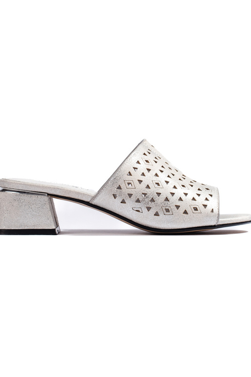 met kantdetails zilveren slippers op...