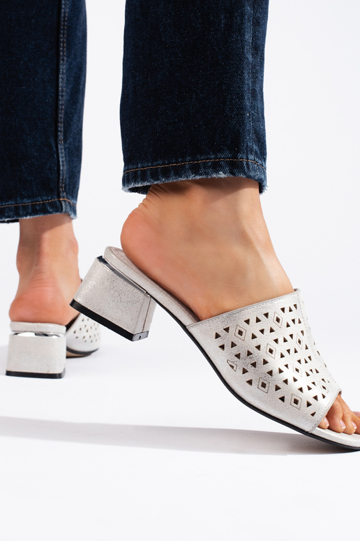 met kantdetails zilveren slippers op...