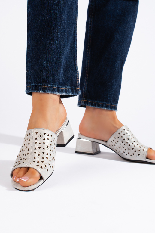 met kantdetails zilveren slippers op...