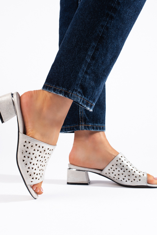 met kantdetails zilveren slippers op...