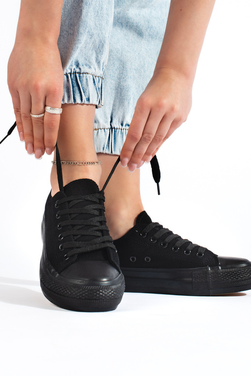 Zwarte klassiek model damessneaker... Zwarte klassiek model damessneaker...