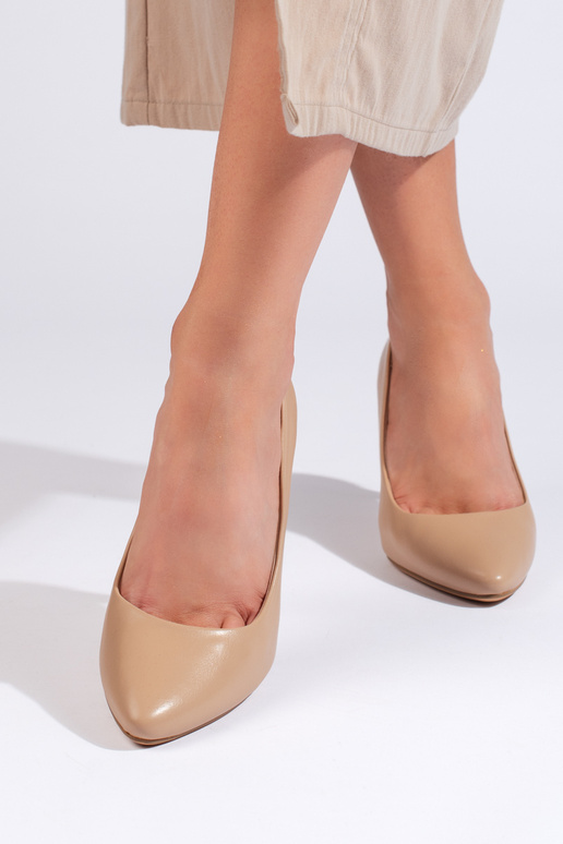 beige hoge hakken met dunne hak van... beige hoge hakken met dunne hak van...