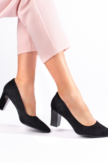 zwarte hoge hakken op de... 2