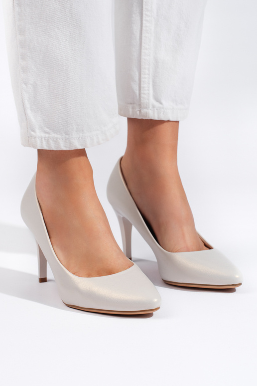 witte hoge hakken met een dunne hak... witte hoge hakken met een dunne hak...