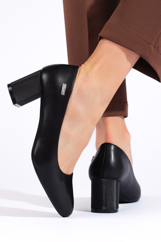 zwarte hoge hakken op de hak van...