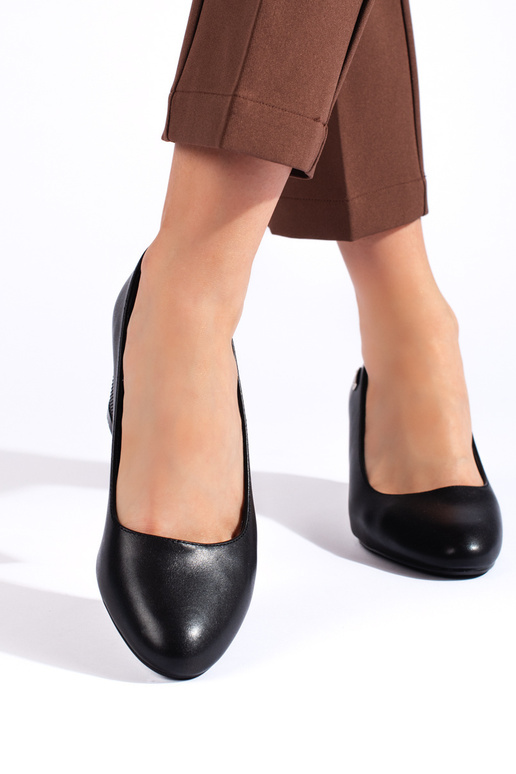 zwarte hoge hakken op de hak van...