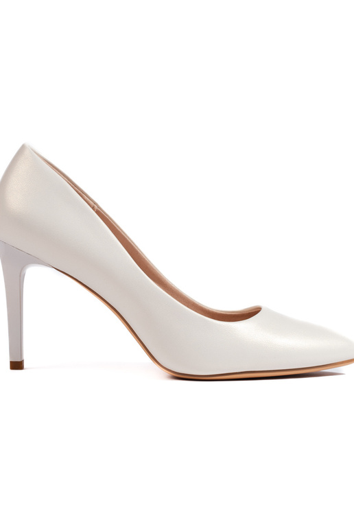 Klassiek model hoge hakken in het wit... Klassiek model hoge hakken in het wit...