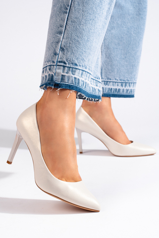 Klassiek model hoge hakken in het wit... Klassiek model hoge hakken in het wit...