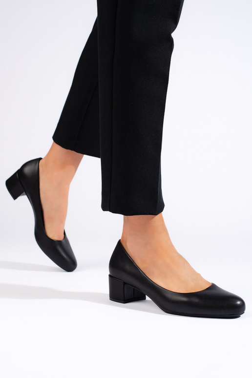 Elegante zwarte hoge hakken met lage... Elegante zwarte hoge hakken met lage...