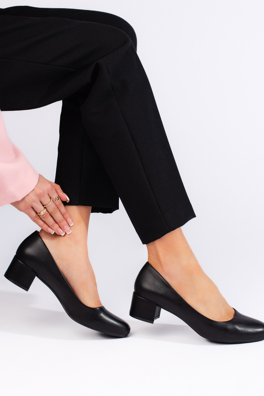 Elegante zwarte hoge hakken met lage... Elegante zwarte hoge hakken met lage...